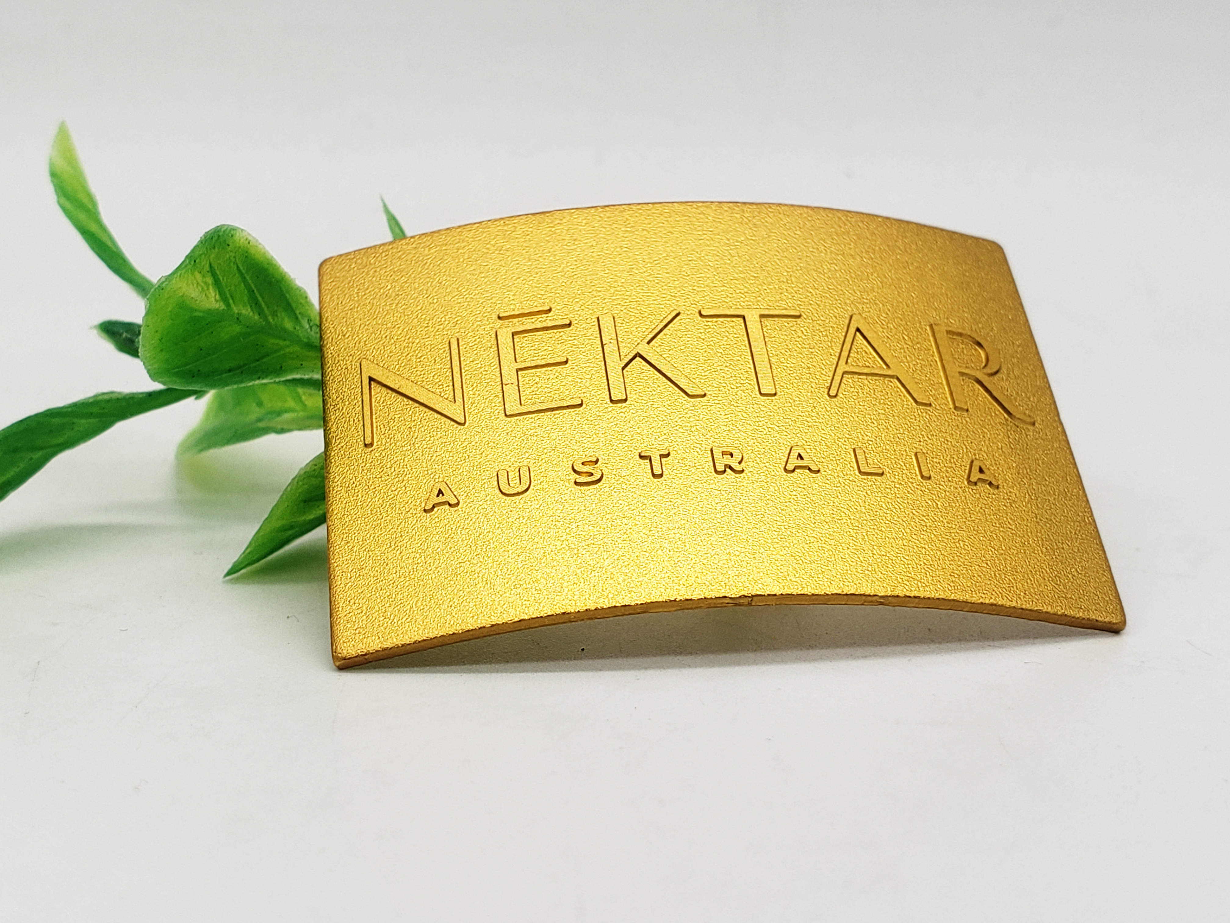 鋁制標牌噴砂氧化壓彎弧度---Nektar